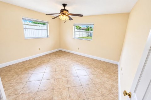 House in Sarasota, Florida 3 bedrooms, 153.38 sq.m. № 2403721 - photo 21