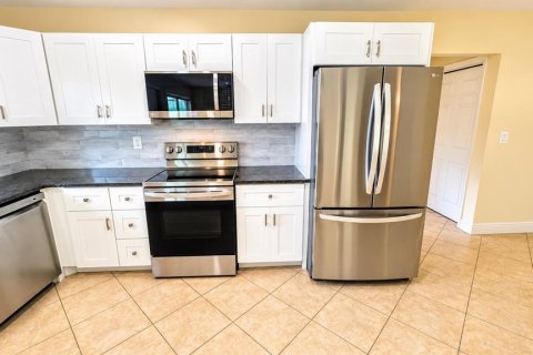 House in Sarasota, Florida 3 bedrooms, 153.38 sq.m. № 2403721 - photo 6