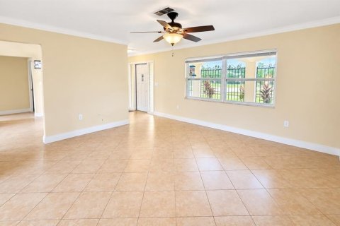 House in Sarasota, Florida 3 bedrooms, 153.38 sq.m. № 2403721 - photo 11