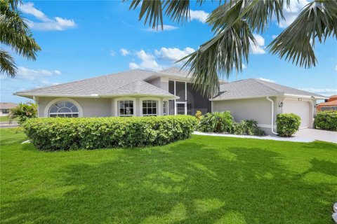 Casa en venta en Cape Coral, Florida, 3 dormitorios, 189.24 m2 № 2294921 - foto 2