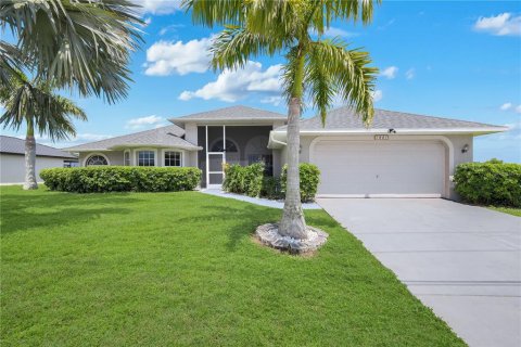 House in Cape Coral, Florida 3 bedrooms, 189.24 sq.m. № 2294921
