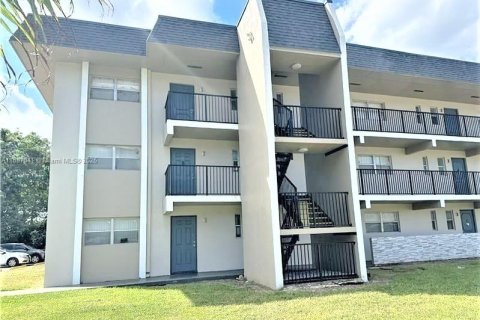 Condo in Tamarac, Florida, 2 bedrooms № 1947898 - photo 2