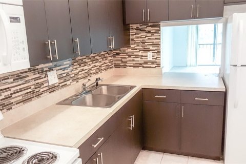 Condo in Tamarac, Florida, 2 bedrooms № 1947898 - photo 3