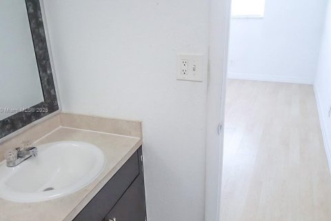 Condo in Tamarac, Florida, 2 bedrooms № 1947898 - photo 5