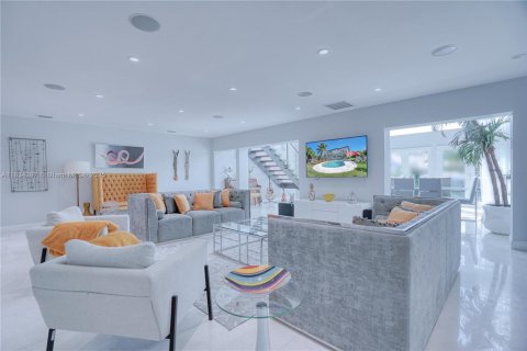 Villa ou maison à louer à North Miami, Floride: 8 chambres, 539.58 m2 № 1935040 - photo 11