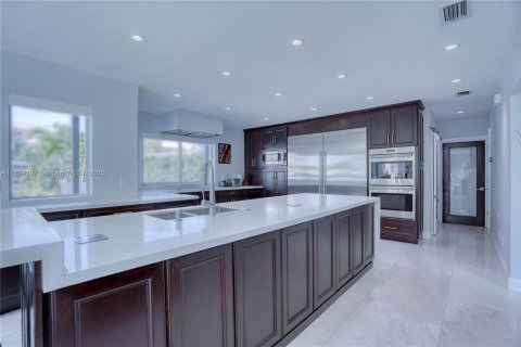 Villa ou maison à louer à North Miami, Floride: 8 chambres, 539.58 m2 № 1935040 - photo 15