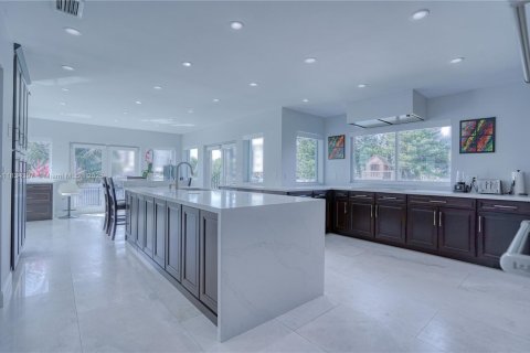 Villa ou maison à louer à North Miami, Floride: 8 chambres, 539.58 m2 № 1935040 - photo 14