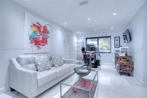 Villa ou maison à louer à North Miami, Floride: 8 chambres, 539.58 m2 № 1935040 - photo 6