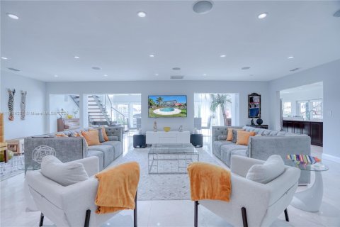 Villa ou maison à louer à North Miami, Floride: 8 chambres, 539.58 m2 № 1935040 - photo 10