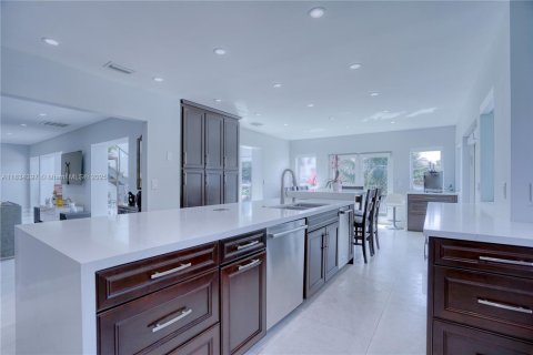 Villa ou maison à louer à North Miami, Floride: 8 chambres, 539.58 m2 № 1935040 - photo 19