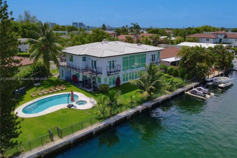 Villa ou maison à louer à North Miami, Floride: 8 chambres, 539.58 m2 № 1935040 - photo 2