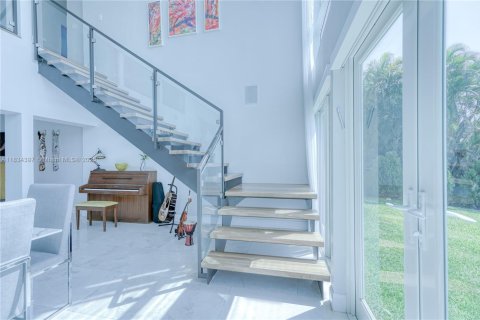 Villa ou maison à louer à North Miami, Floride: 8 chambres, 539.58 m2 № 1935040 - photo 23