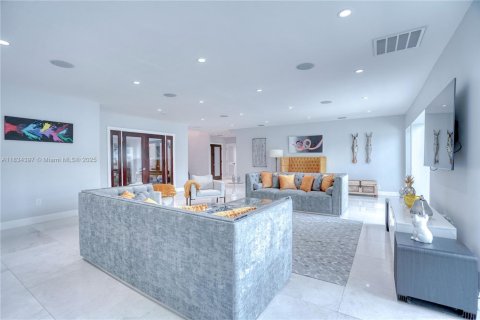 Villa ou maison à louer à North Miami, Floride: 8 chambres, 539.58 m2 № 1935040 - photo 12