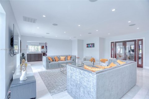 Villa ou maison à louer à North Miami, Floride: 8 chambres, 539.58 m2 № 1935040 - photo 13