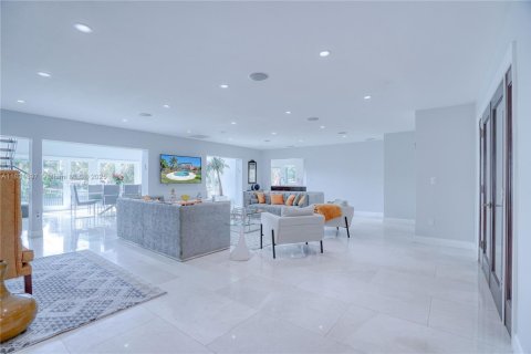 Villa ou maison à louer à North Miami, Floride: 8 chambres, 539.58 m2 № 1935040 - photo 9