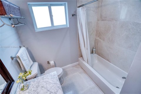 Villa ou maison à louer à North Miami, Floride: 8 chambres, 539.58 m2 № 1935040 - photo 28