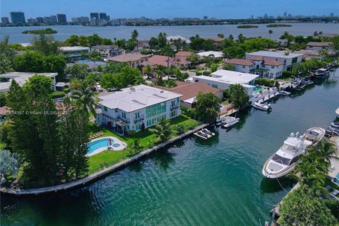 Villa ou maison à North Miami, Floride 8 chambres, 539.58 m2 № 1935040