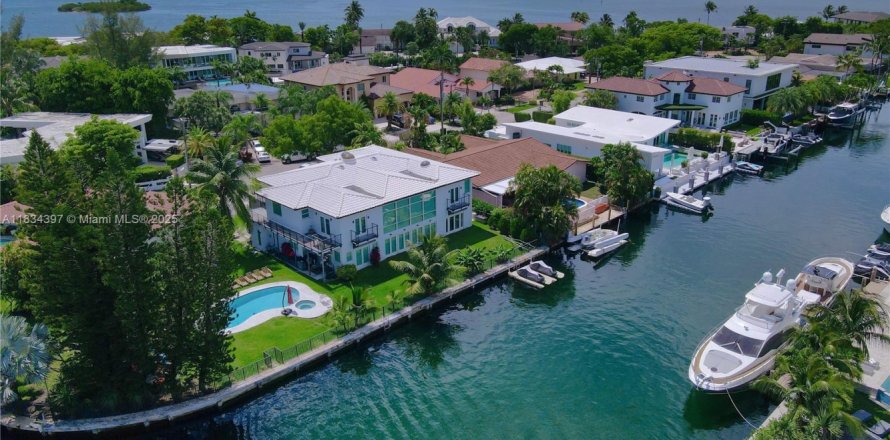 Villa ou maison à North Miami, Floride 8 chambres, 539.58 m2 № 1935040