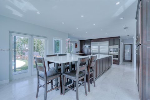 Villa ou maison à louer à North Miami, Floride: 8 chambres, 539.58 m2 № 1935040 - photo 18