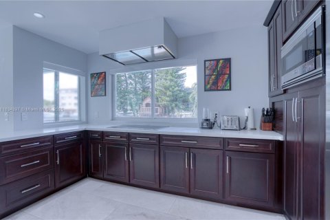 Villa ou maison à louer à North Miami, Floride: 8 chambres, 539.58 m2 № 1935040 - photo 16