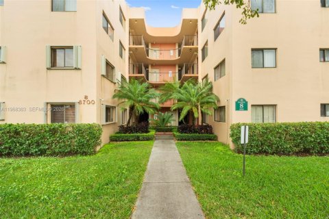 Condo in Miami, Florida, 2 bedrooms  № 2031788 - photo 3