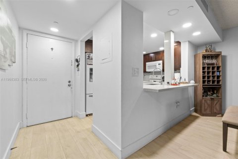 Condo in Miami, Florida, 2 bedrooms  № 2031788 - photo 6