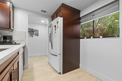 Condo in Miami, Florida, 2 bedrooms  № 2031788 - photo 15