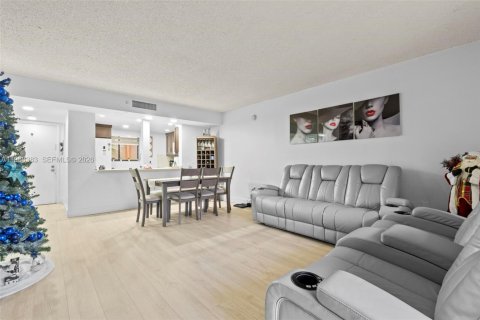 Condo in Miami, Florida, 2 bedrooms  № 2031788 - photo 9