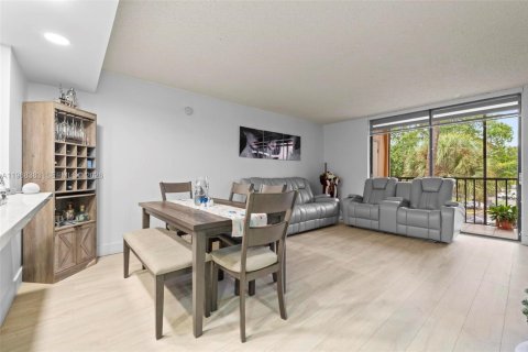 Condo in Miami, Florida, 2 bedrooms  № 2031788 - photo 12