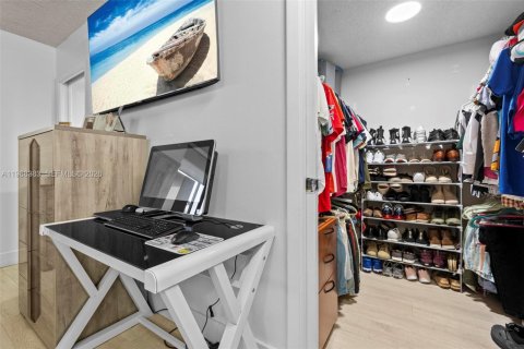 Condo in Miami, Florida, 2 bedrooms  № 2031788 - photo 21