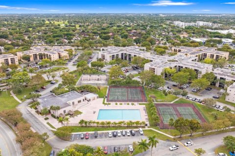 Condo in Miami, Florida, 2 bedrooms  № 2031788 - photo 2