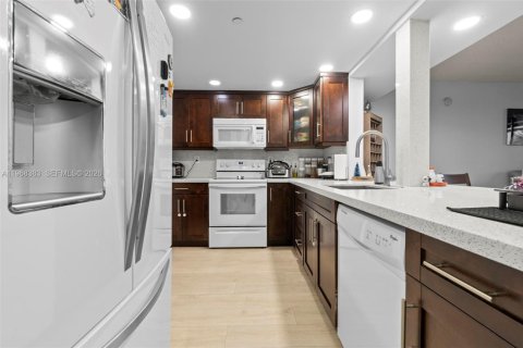 Condo in Miami, Florida, 2 bedrooms  № 2031788 - photo 14