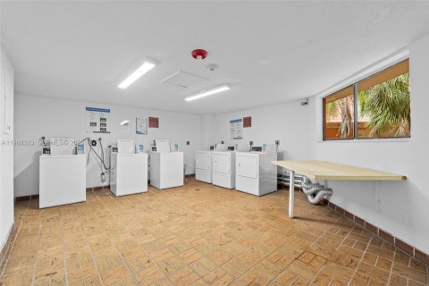 Condo in Miami, Florida, 2 bedrooms  № 2031788 - photo 24