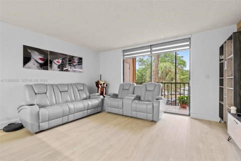 Condo in Miami, Florida, 2 bedrooms  № 2031788 - photo 11