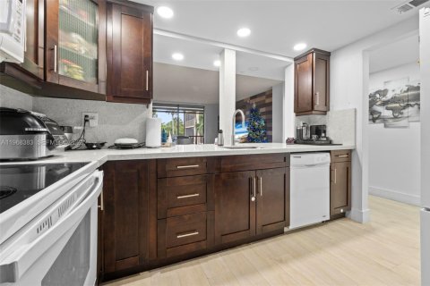 Condo in Miami, Florida, 2 bedrooms  № 2031788 - photo 13