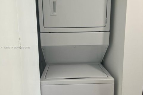 Condo in Miami, Florida, 1 bedroom  № 2052827 - photo 11