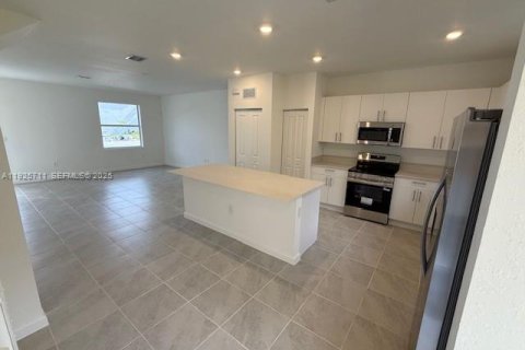 Townhouse in Florida City, Florida 3 bedrooms № 1984089 - photo 2