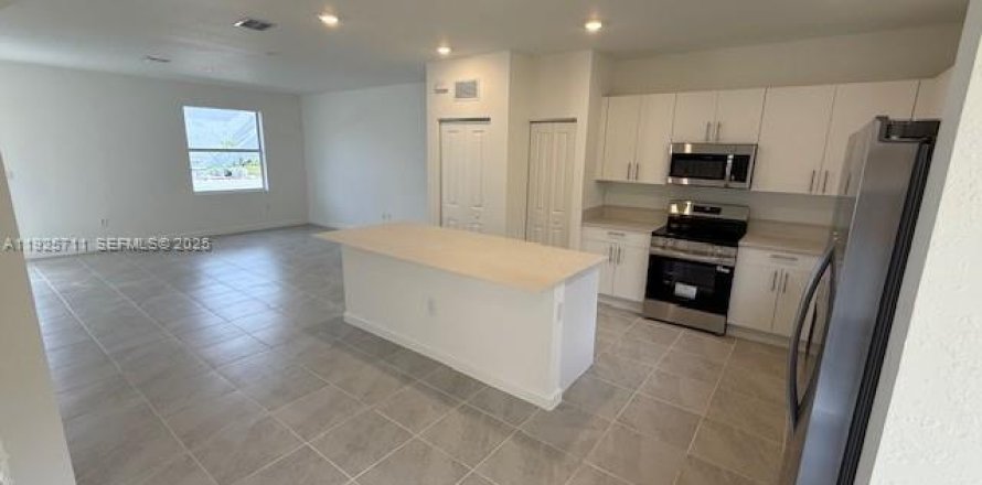 Townhouse in Florida City, Florida 3 bedrooms № 1984089