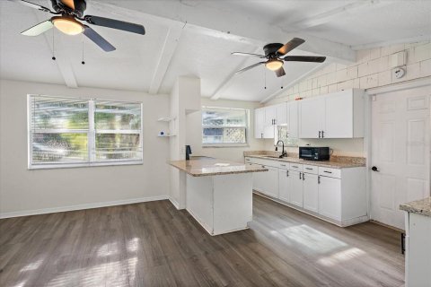 House in Nokomis, Florida 3 bedrooms, 127.09 sq.m. № 2360381 - photo 6