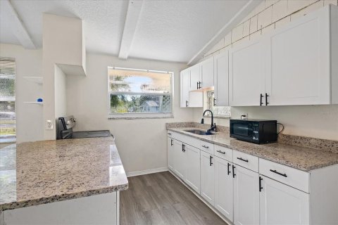 House in Nokomis, Florida 3 bedrooms, 127.09 sq.m. № 2360381 - photo 5