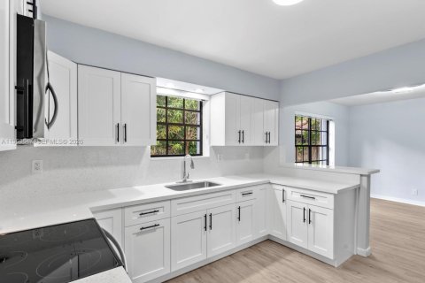 Villa ou maison à vendre à Pinecrest, Floride: 3 chambres, 133.41 m2 № 2026001 - photo 4