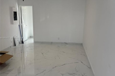 Снять в аренду виллу или дом в Форт-Лодердейл, Флорида 1 спальня, 325.34м2, № 2050802 - фото 3