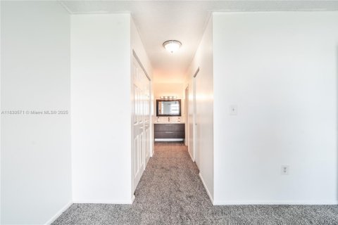 Condo in North Miami, Florida, 2 bedrooms  № 1806271 - photo 20