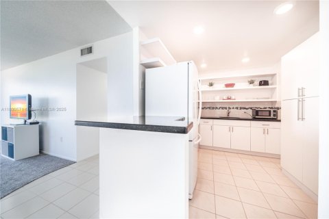 Condo in North Miami, Florida, 2 bedrooms  № 1806271 - photo 9