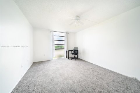 Condo in North Miami, Florida, 2 bedrooms  № 1806271 - photo 19