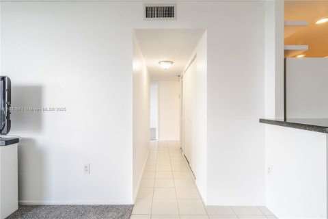 Condo in North Miami, Florida, 2 bedrooms  № 1806271 - photo 14