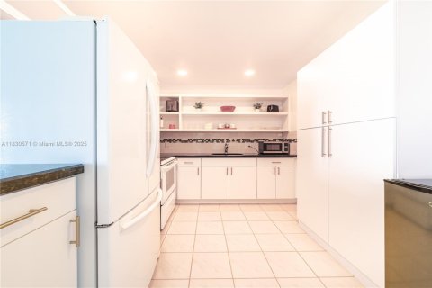 Condo in North Miami, Florida, 2 bedrooms  № 1806271 - photo 10