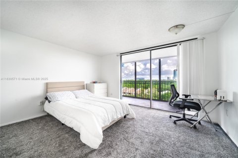 Condo in North Miami, Florida, 2 bedrooms  № 1806271 - photo 17
