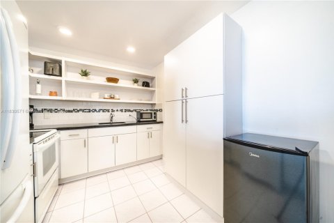 Condo in North Miami, Florida, 2 bedrooms  № 1806271 - photo 13