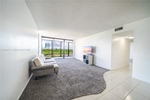 Condo in North Miami, Florida, 2 bedrooms  № 1806271 - photo 4